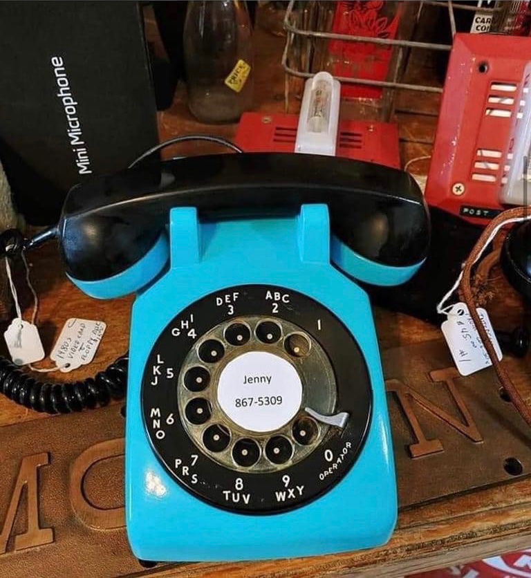 Found in an antique shop. LOOK CLOSELY....Lol😃
Some of you will know..💫