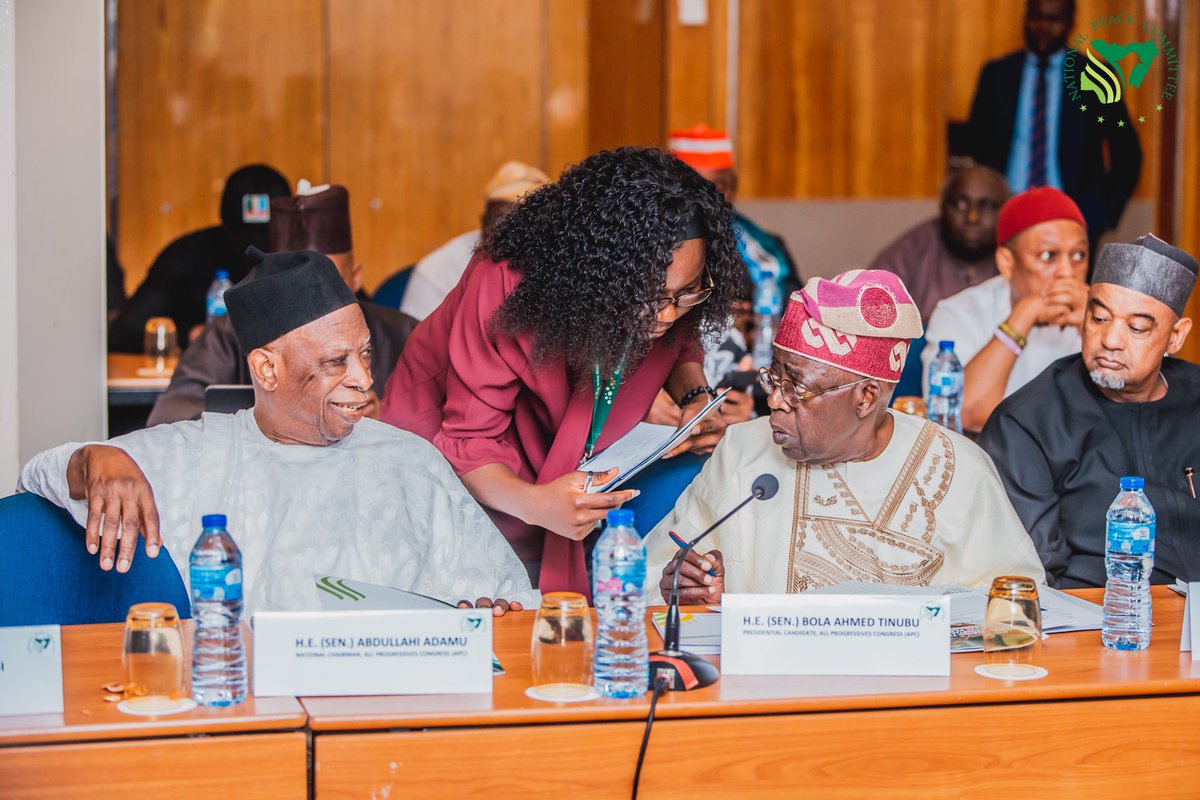 QueenOluwafunke's tweet photo. Earlier today @ The round table discussion with political party candidates and their chairmen with the Members of the National Peace Commitee, INEC and NPF. The research result in relation to the first Peace accord was also discussed. #TKCforpeace #Election2023 #Elections https://t.co/t59rEGSfxO