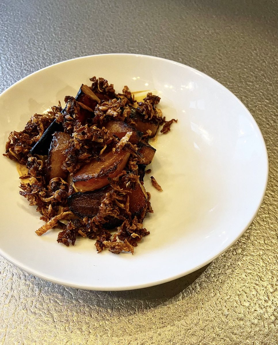 ToutantBuffalo's tweet photo. Just can’t BEET it!! Golden beets that is! This veggie treat has a root vegetable granola consisting of shaved carrot, beet, celery root with maple syrup, smoked chili flake, cocoa powder and a little fried garlic anchored with a cashew butter base! GEAUX BILLS! #toutant #eatBUF https://t.co/8mT022fGs2