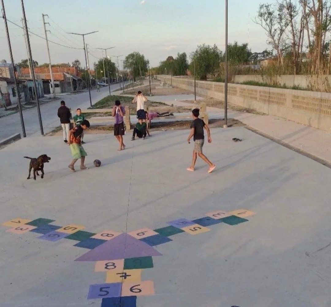 LucasTundisOK's tweet photo. Aprovecho para contarles @diegosantilli y @YoSoyMartiniano por sino saben que ahora en la gestión de @mayrasmendoza llegamos hasta con un programa deportivo y recreativo para nuestros pibes y pibas entre tantas otras propuestas en el CIC 
Les comparto algunas fotos 😉 https://t.co/9cK03vMKP6