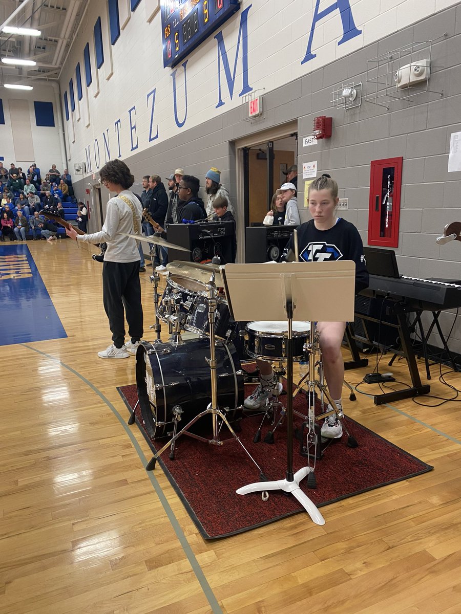 MonteSchoolsIA's tweet photo. Montezuma & Lynnville-Sully played two great high school basketball games this evening. Bravettes finished the night with a 13-1 run for a 49-41 win. The Braves were down double digits in the third quarter to come back & beat Lynnville Sully 84-74. Way to represent! #theMonteway https://t.co/Js3KYRNvin