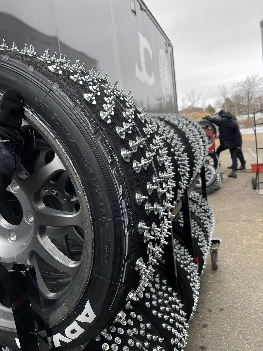 Racing cars on ice with 325 studs which is 12mm long is some of the cooles shit I’ve ever done! The speed and grip is insane! Wow