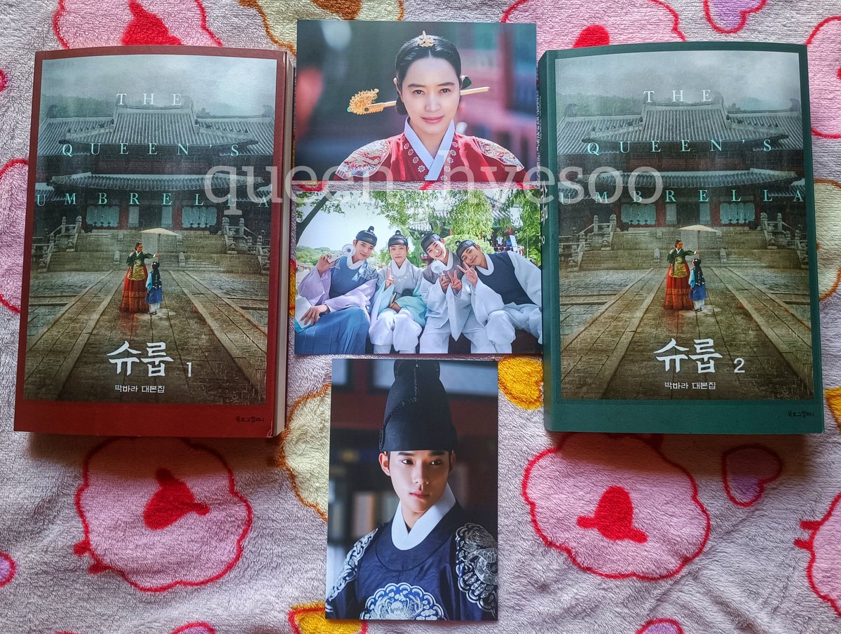 QueenHyesoo's tweet image. Finally, the long wait is over. I'm shaking i can finally hold hye-soo eonni's message and signature 😍

Thankyou @MerchifyPH and takiandseri 🤍

#kimhyesoo #김혜수 #Scriptbook #TheQueensUmbrella #UnderTheQueensUmbrella #슈룹