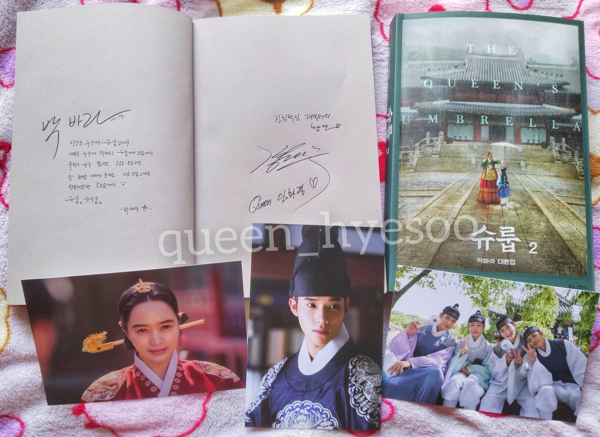 QueenHyesoo's tweet image. Finally, the long wait is over. I'm shaking i can finally hold hye-soo eonni's message and signature 😍

Thankyou @MerchifyPH and takiandseri 🤍

#kimhyesoo #김혜수 #Scriptbook #TheQueensUmbrella #UnderTheQueensUmbrella #슈룹