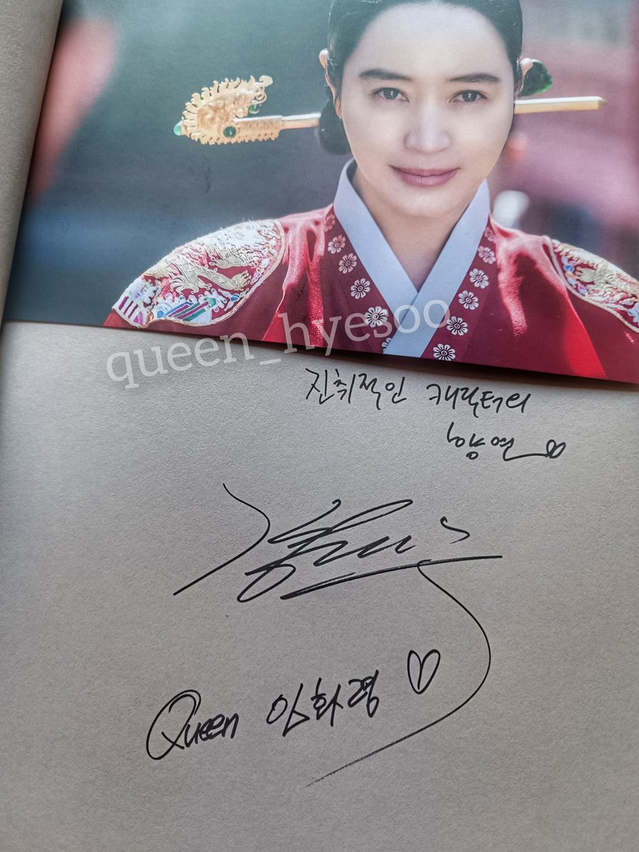 QueenHyesoo's tweet image. Finally, the long wait is over. I'm shaking i can finally hold hye-soo eonni's message and signature 😍

Thankyou @MerchifyPH and takiandseri 🤍

#kimhyesoo #김혜수 #Scriptbook #TheQueensUmbrella #UnderTheQueensUmbrella #슈룹