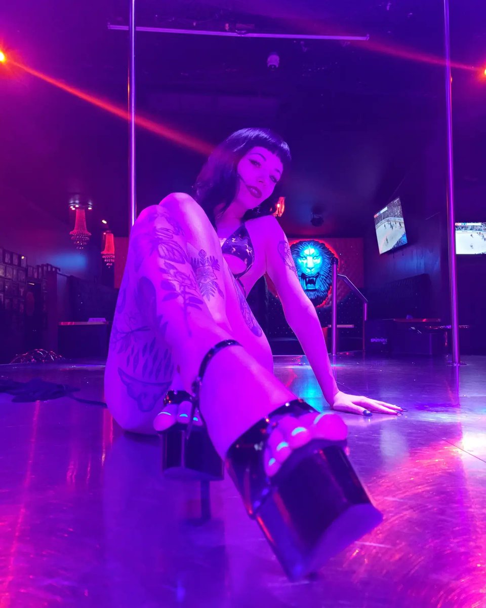 ItsViciousMuse's tweet photo. Freshly manicured toes need to be sucked. And fucked. https://t.co/BXpPbuyIYe