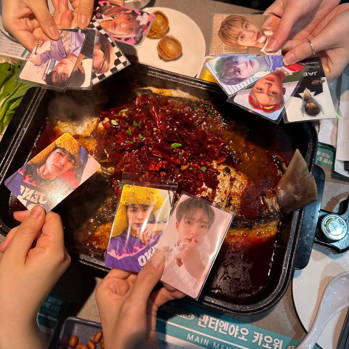 samoyed__0423's tweet photo. 📍명동 반티엔야오 카오위

너무 맛있어서 재방문 했어용❤️ 4명에서 가서 한 마리 시키고 야채버섯 모둠사리까지만 시켜도 충분해용! 천원 추가하면 밥 음료 과자 무제한인데 과자 존맛탱❤️

#제노의_맛그당어 https://t.co/MLuyzaKP84
