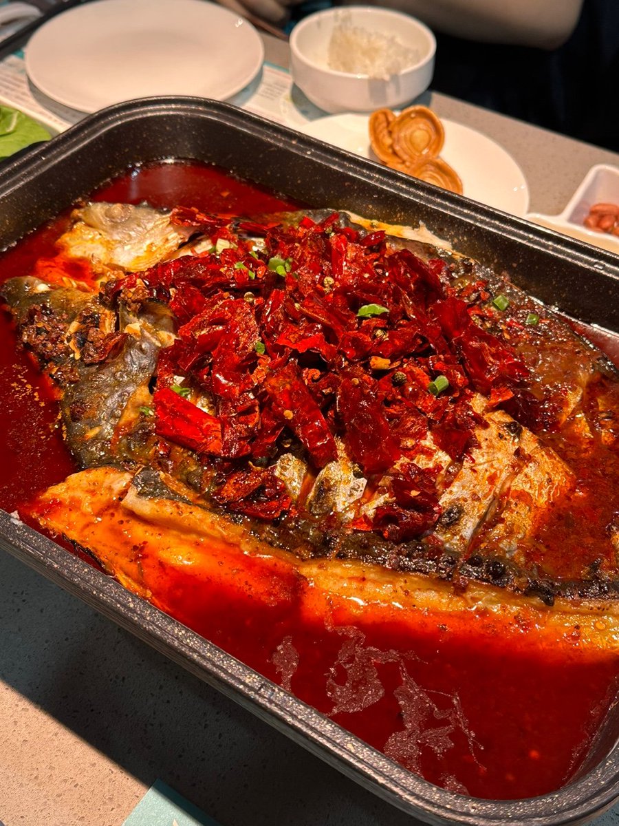 samoyed__0423's tweet photo. 📍명동 반티엔야오 카오위

너무 맛있어서 재방문 했어용❤️ 4명에서 가서 한 마리 시키고 야채버섯 모둠사리까지만 시켜도 충분해용! 천원 추가하면 밥 음료 과자 무제한인데 과자 존맛탱❤️

#제노의_맛그당어 https://t.co/MLuyzaKP84