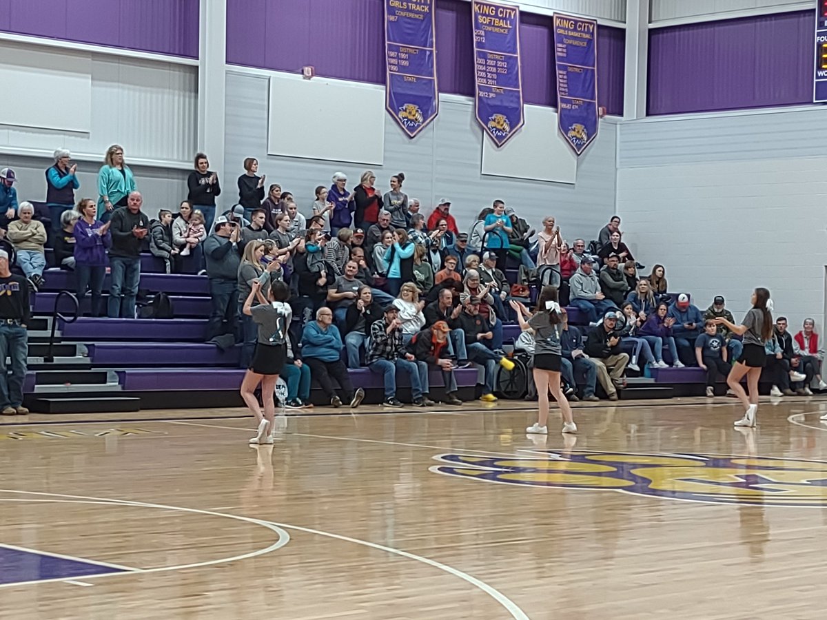 canicke's tweet photo. Cervical Cancer Awareness Night at KCH! Two communities came together for a great cause! @WildKatNation1 @StanberryR2 #tealout https://t.co/oYWjWzAHtr