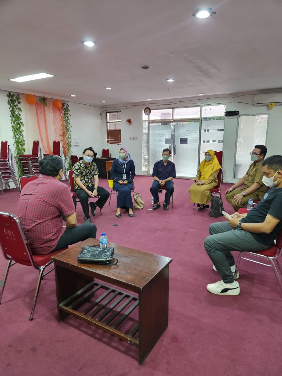 PutraNababan's tweet photo. Kali ini bertemu dgn komunitas guru2 dan sejumlah aktivis pendidikan di #jakartatimur #kaderbanteng #petugaspartai #anggotadpr #putranababan #pdiperjuangan #aslikerjabuatjakarta #talentaindonesia #aslikerja https://t.co/X3T9txOCXS