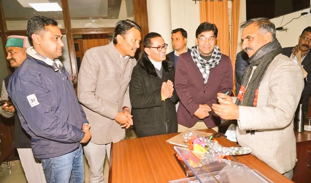 SukhuSukhvinder's tweet photo. हिमाचल प्रदेश राजस्व अधिकारी संघ के एक प्रतिनिधिमंडल से  जय गोपाल शर्मा के नेतृत्व में भेंट हुई। प्रतिनिधिमंडल ने  अपनी विभिन्न मांगों से अवगत करवाया। उन्हें  आश्वासन दिया कि उनकी सभी उचित मांगों पर सहानुभूतिपूर्वक विचार किया जाएगा । https://t.co/1RA8rPzuyc