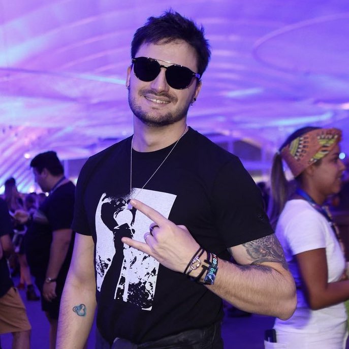 netolabthinker's tweet photo. 21.01.23, Feliz aniversário ao ser humano mais incrível, genial e inteligente que faz os meus dias mais alegres e eu tenho o genuíno orgulho de chamar de ídolo! Obrigada por tudo, Felipe! Que hoje seja mágico, igual os dias são para mim quando o vejo! 💗🫶🏻 ( @felipeneto ) https://t.co/fU8wQEIHeo