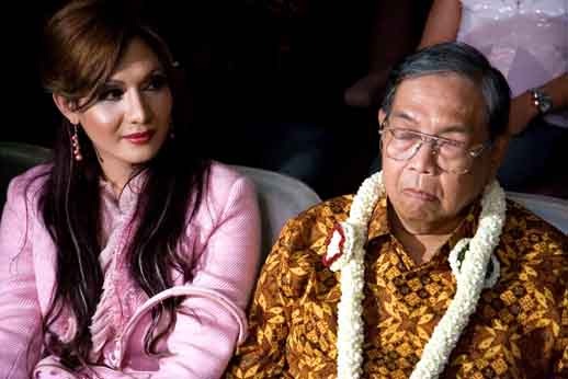 gayanusantara's tweet photo. #Nostalgia ke masa yang lebih #beradab: #GusDur & #MegiMegawati pada Pemilihan Putri #Waria Indonesia 2006. Foto oleh @irfankorczak @dedeoetomo https://t.co/0DXc77Owsq
