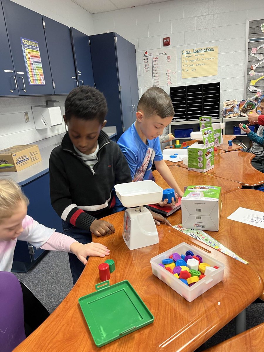 HNESHuskies's tweet image. grams, kilograms, ounces and pounds…#mathinvestigationtime #mathproblemsolving #teamworkdreamwork #4thgradefun