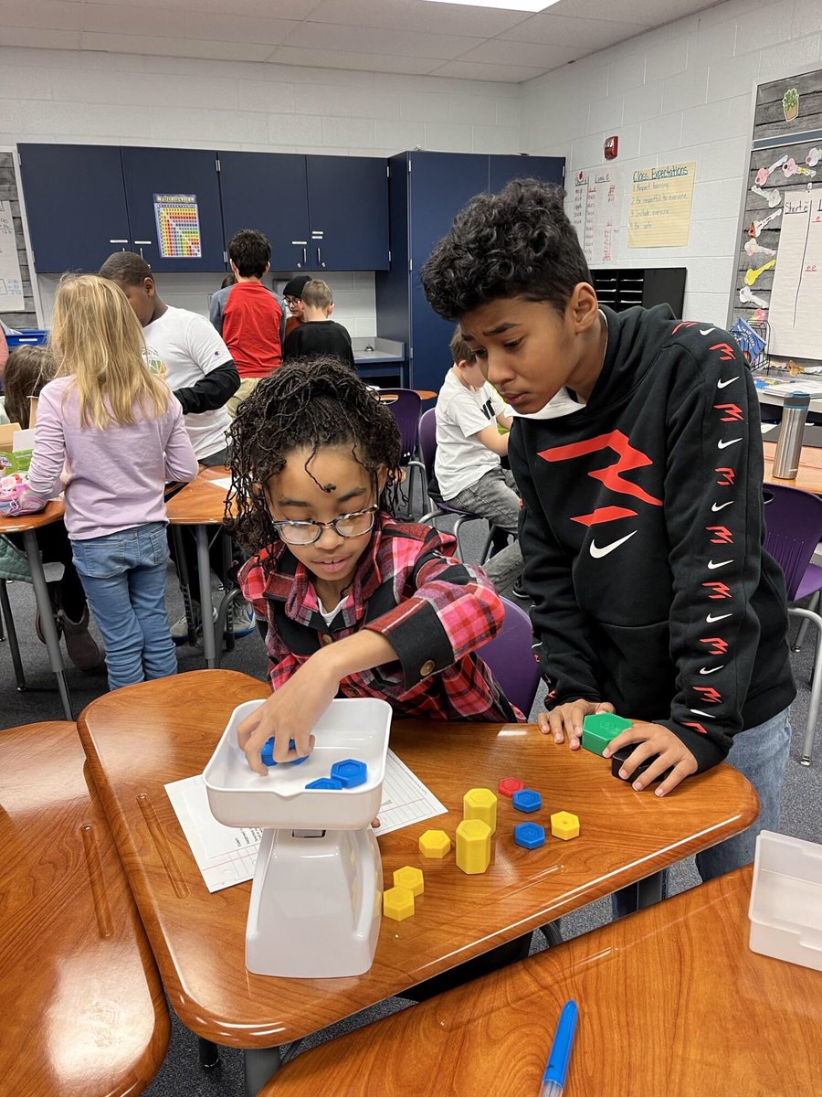 HNESHuskies's tweet image. grams, kilograms, ounces and pounds…#mathinvestigationtime #mathproblemsolving #teamworkdreamwork #4thgradefun