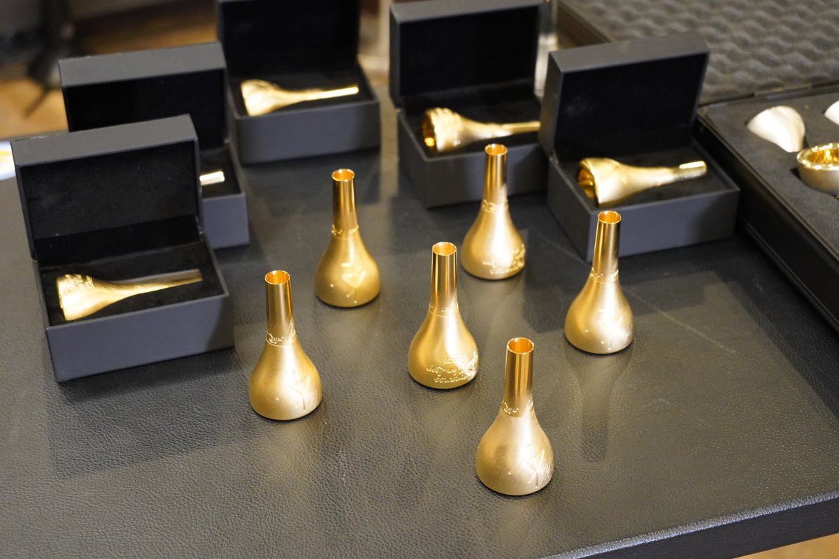 先日Glenn Van Looy <a href="/GlennVL/">Glenn Van Looy</a> が来日した際お会いさせていただき、くぼかん<a href="/okubokangakki/">大久保管楽器 "くぼ管" 😉 JR新大久保駅、徒歩0分👣</a> さんにて動画撮影をさせていただきました❗️

AR Resonanceの彼のシグネイチャーモデルについての詳細動画を編集中ですのでお楽しみに✨

くぼかんさんに在庫ございます！