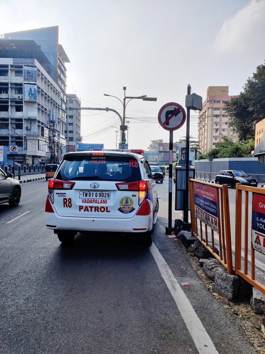 DeepanDeejay's tweet photo. R8 Vadapalani police patrol vehicle taking right turn at "no right turn" zone near The Park Hotel Chennai.. 
Date 21/01/2023
Time 08.40 am
 @ChennaiTraffic @chennaipolice_
#Chennai https://t.co/aJEHPHXXMt