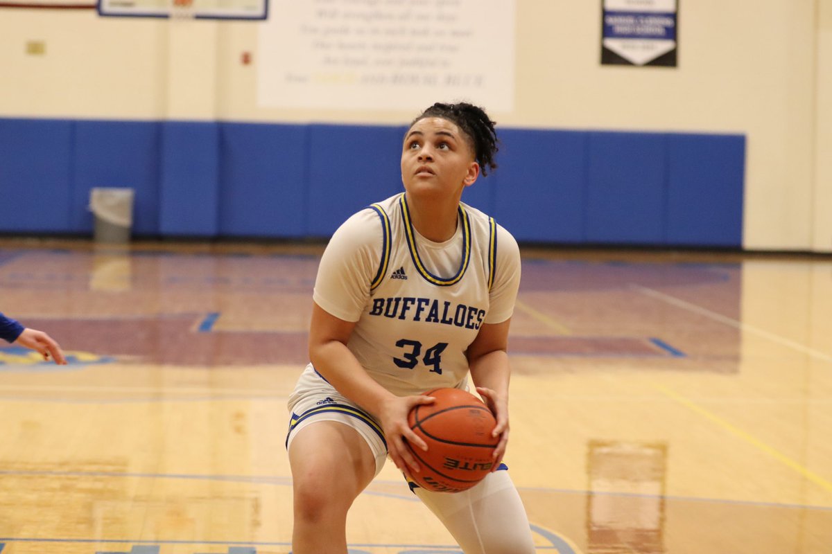 fsjayla's tweet photo. Varsity Basketball vs New Braunfels congrats to @ARProctor2023 on 2000 points tonight!(and the big win)@scladybuffhoops https://t.co/GevGrCpe4F