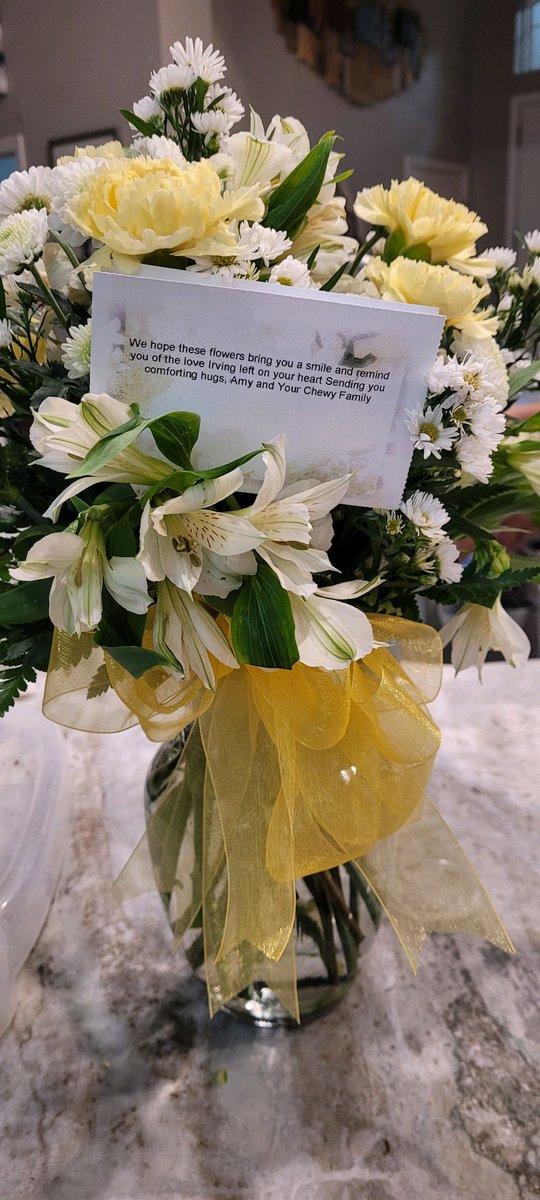 RealJimmyMiguel's tweet photo. This is taking the customer experience to a whole new level. WOW! Thank you @Chewy for not losing sight of the human touch. You have made lifelong fans out of my entire family. Rest assured, Cousin Irv loved all your products 😇 https://t.co/9lvQ5BD0Kh
