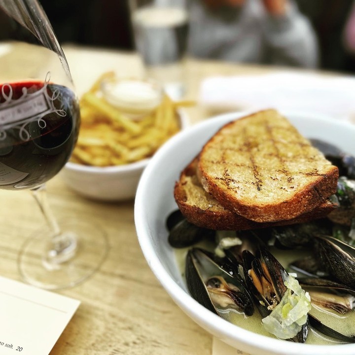 Coastal foodies will love our lineup of fresh, French-inspired dishes. From pastis-scented steamed mussels & frites to our classic wild flounder meunière, there are plenty of tasty seafood dishes to enjoy. 📸: jun.tsukiyama