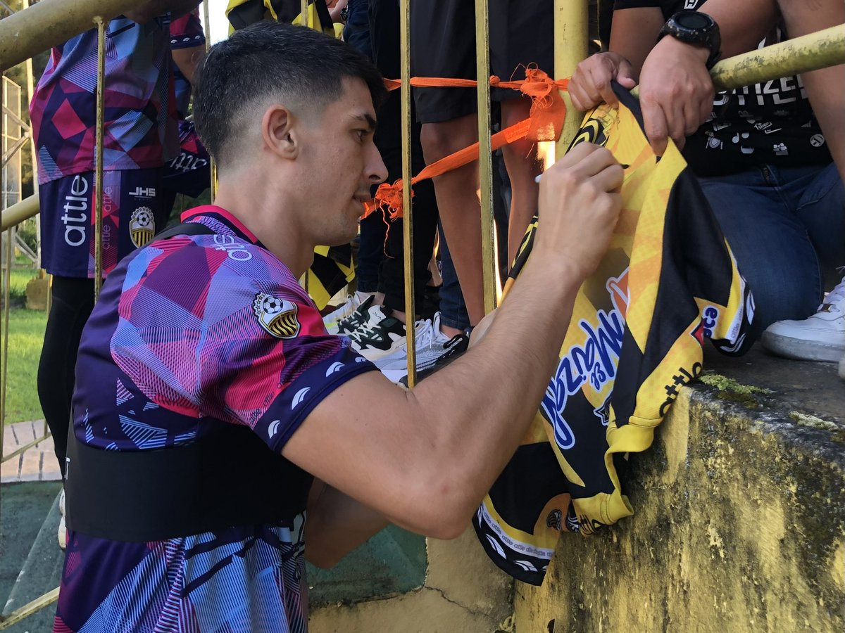 DvoTachira's tweet photo. 😍 ¡Disfrutamos la PREVIA de lo que será nuestro reencuentro el domingo en el Templo! 🤳✍️

#VamosTáchira 💛🖤 https://t.co/vuPtY75qyy