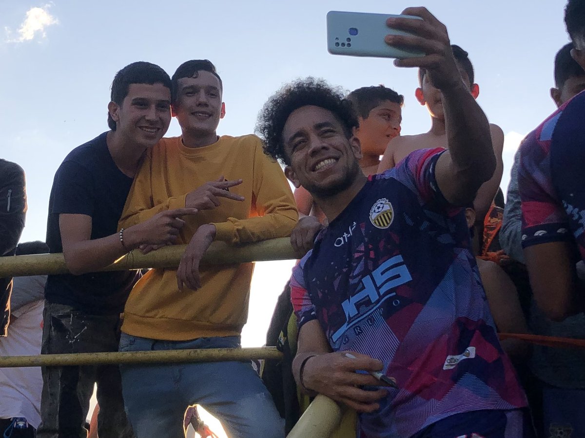 DvoTachira's tweet photo. 😍 ¡Disfrutamos la PREVIA de lo que será nuestro reencuentro el domingo en el Templo! 🤳✍️

#VamosTáchira 💛🖤 https://t.co/vuPtY75qyy