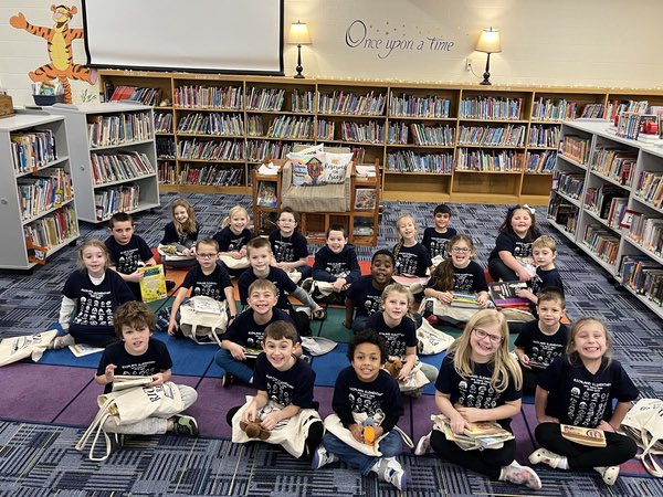 acoppGL's tweet image. Mrs. Koets' first graders being read to by Mrs. Ruge for library time while wearing the new class shirts! #gogulllake