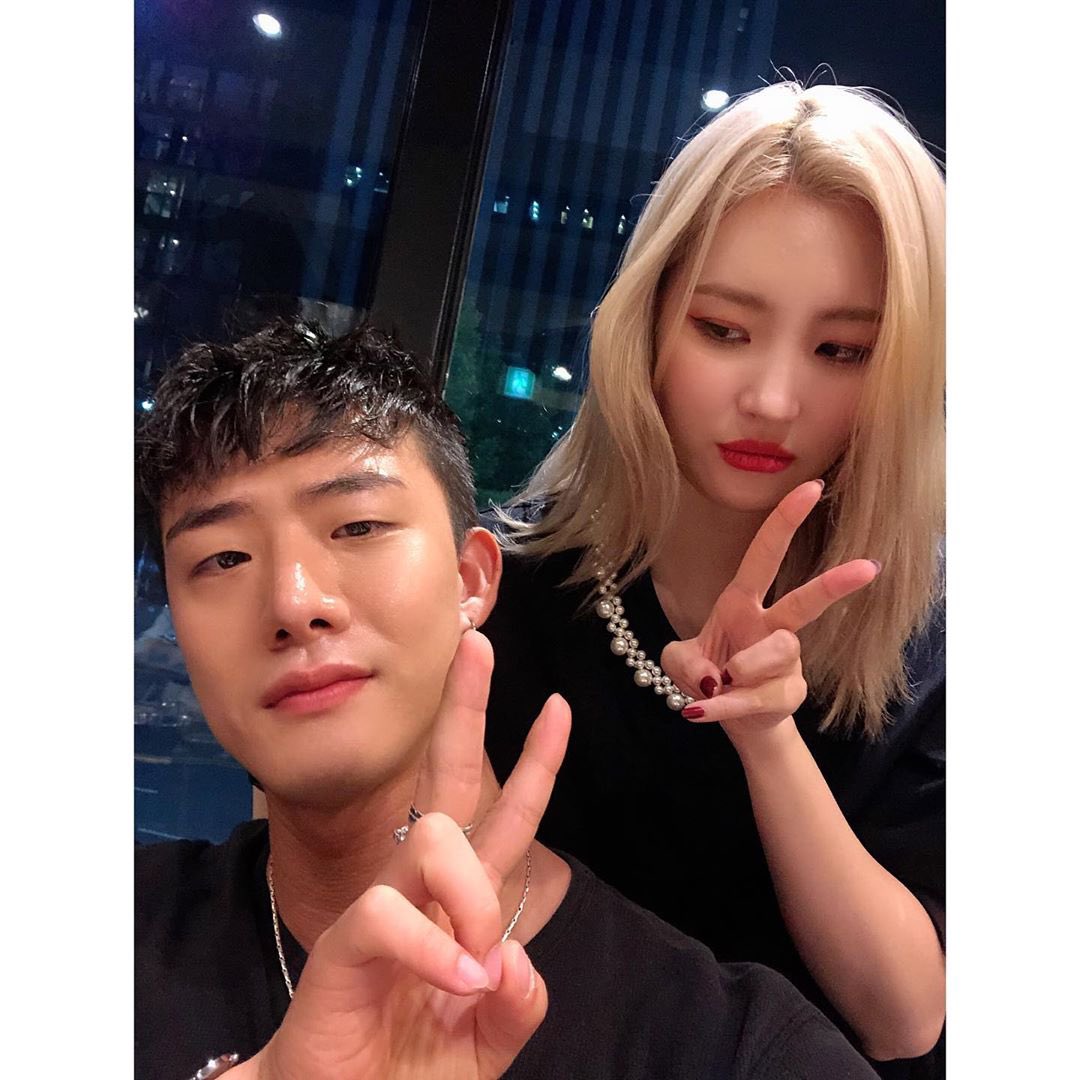 satinetwt's tweet image. Aquí podemos apreciar a dos chingus peleándose por el celular para tener nuestra #𝕾ummer·cαll (ㅅ´ ˘ `)✨ Aunque mis expresiones delatan que me estaba ganando, no quise dejar ir mi oportunidad de #LevelU𝚙 at beauty while I talked and #explore·𝚠·Kenshin! ♡⸝⸝