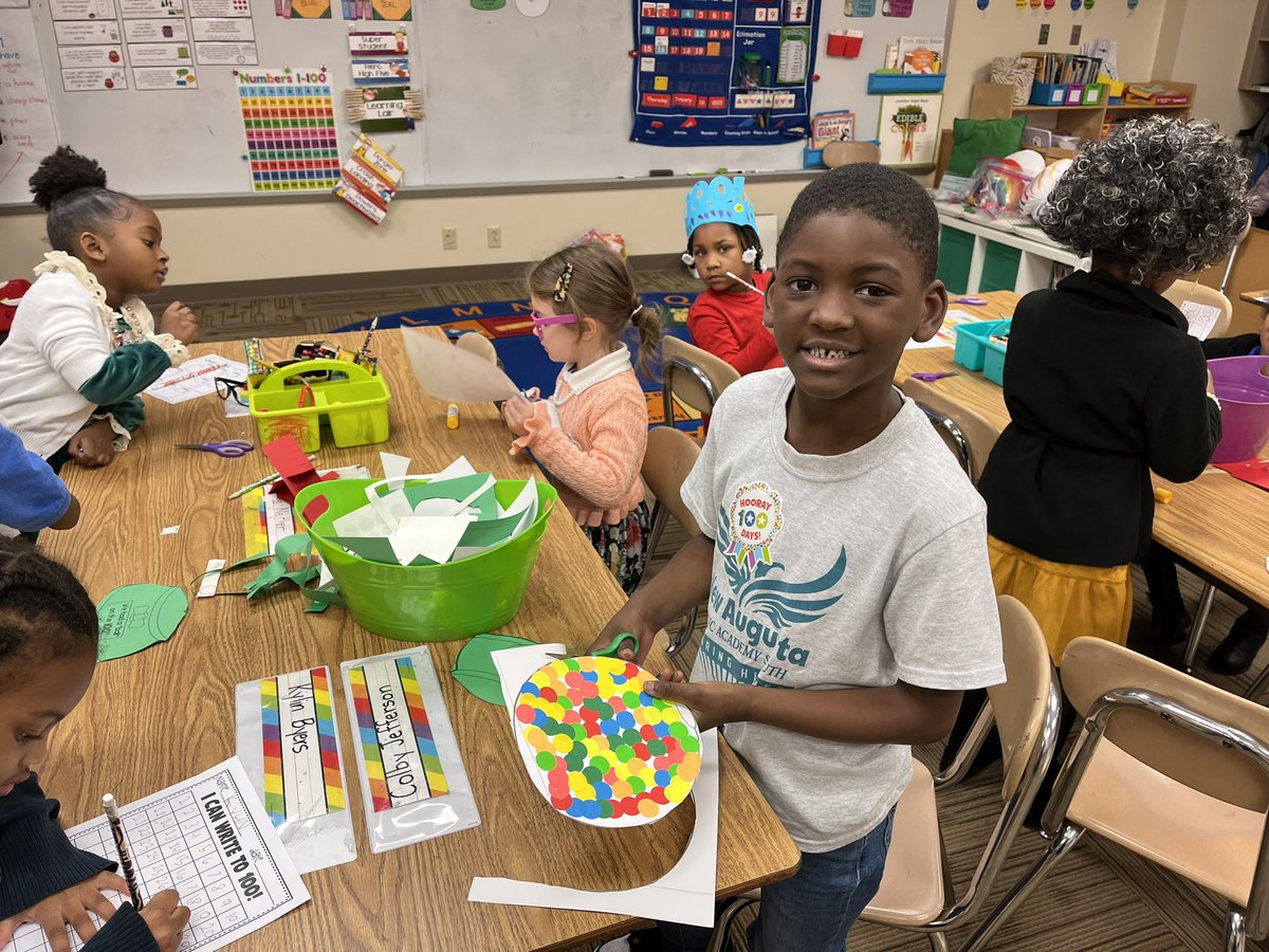 Pike_NAS's tweet photo. Have you ever seen cuter kids?!? Happy 100th day of school, Phoenix Family! https://t.co/zEl1Bd6me1