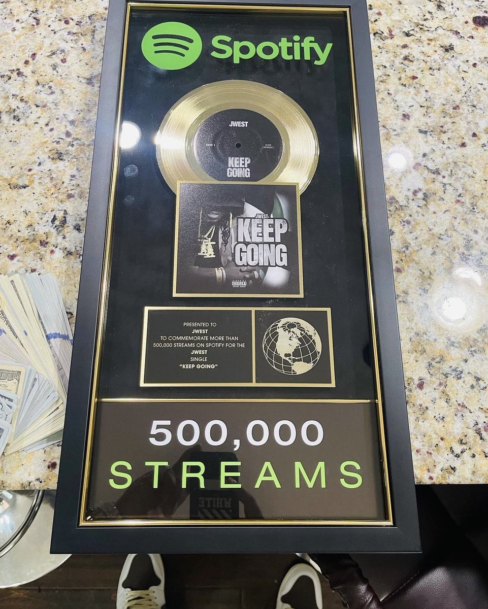 my first gold plaque 🏆❤️‍🔥
s/o my brother JWest 
go stream #KeepGoing now on <a href="/Spotify/">Spotify</a>  

open.spotify.com/track/5FpY0W9m…
