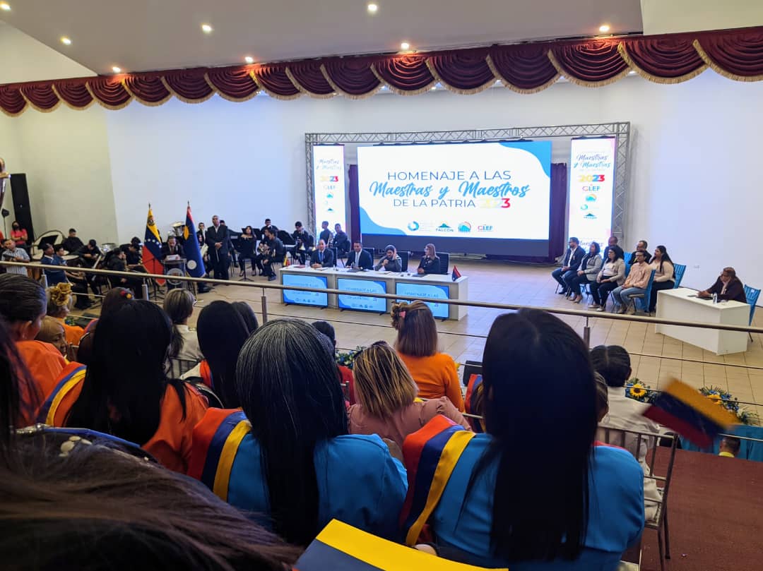 Falcon_Educa's tweet photo. En Sesión Especial del Consejo Legislativo de Falcón en honor a las Maestras(os), Gob Víctor Clark junto a Diputados del #PuebloLegislador condecoran al Viceministro de Educación @vicent_carvajal y a destacados Docentes de los 25 Mcpios #20Ene
@_LaAvanzadora
@MarelysCastroR https://t.co/Yes0t2i0Je