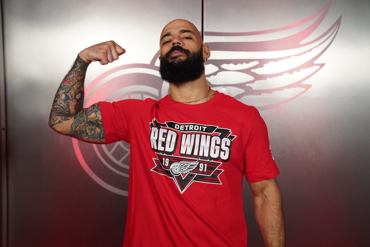 WWE's tweet photo. .@DetroitRedWings x #SmackDown 🔥🔥🔥 https://t.co/EdLnqTEGe7