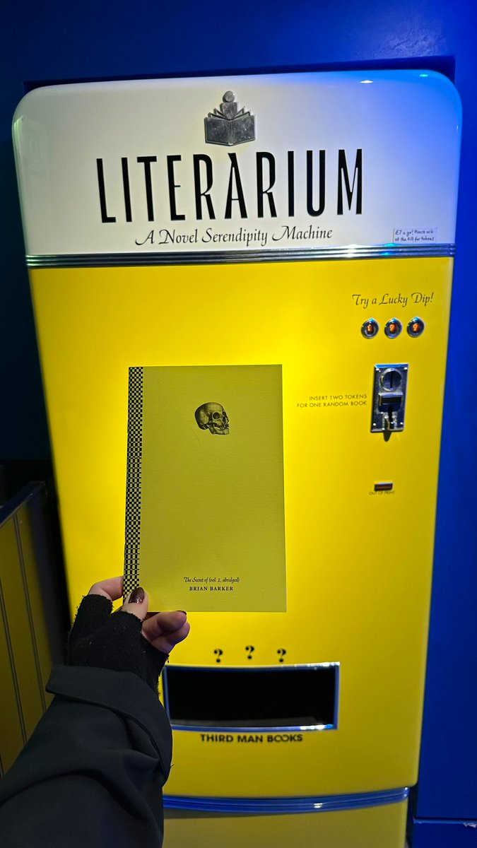 A visit to #thirdmanrecords Soho London branch today - the UK brainchild of Jack White 💛💙 and the ingenious Literarium potluck book machine 😵‍💫📒🎶