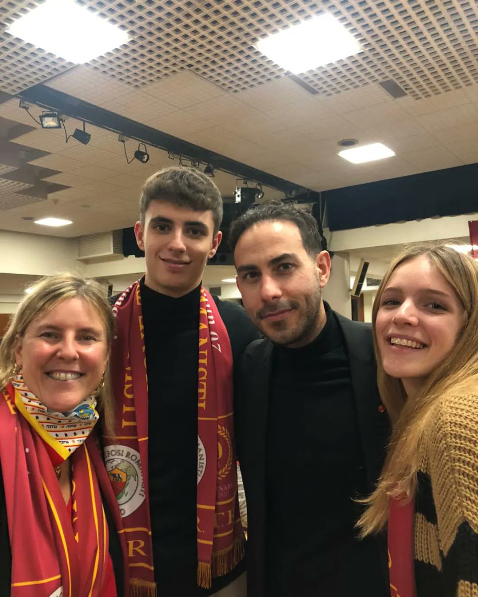 BarbaraBorelli2's tweet photo. La nostra voce 😍💛❤️ #23anni #UnioneTifosiRomanisti #MatteoVespasiani #AsRoma https://t.co/YszdJXcQNz