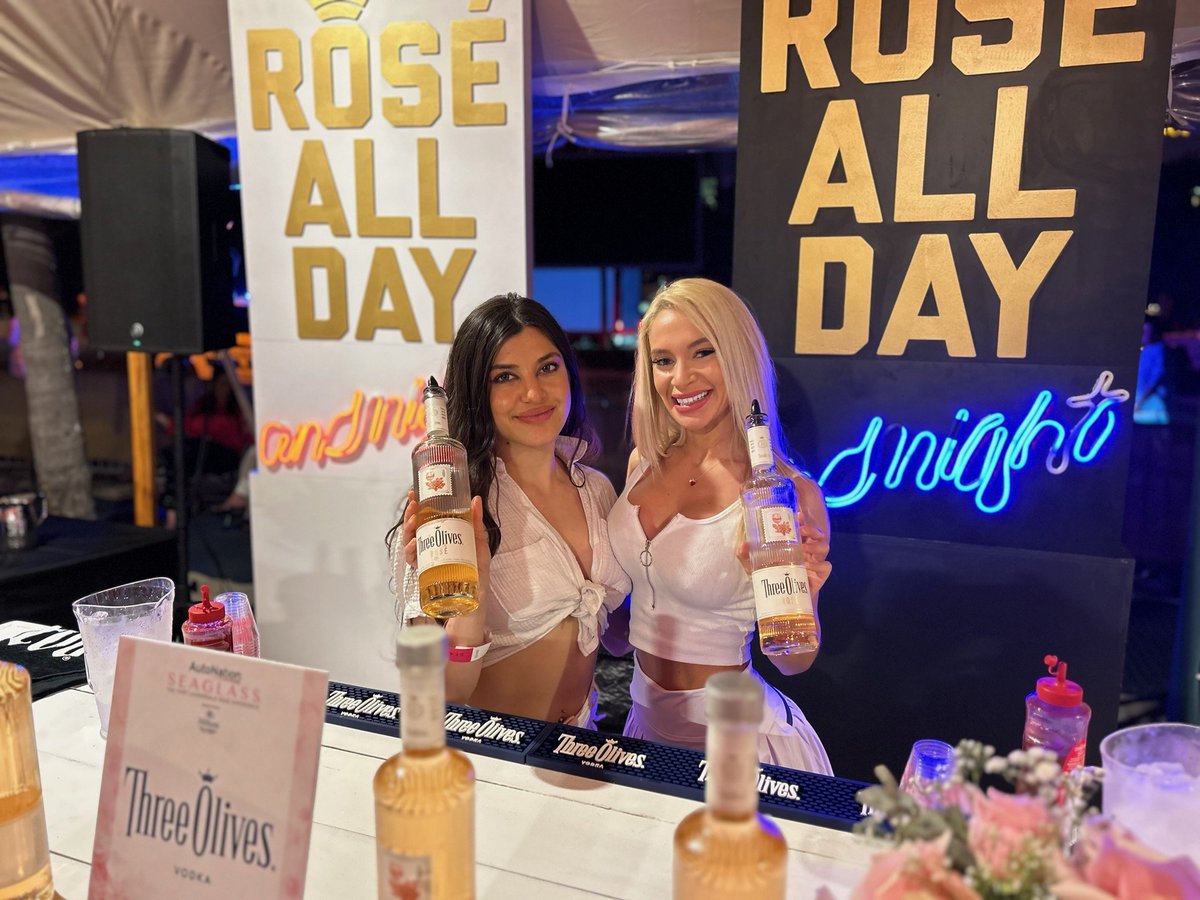 StarstreamEnt's tweet image. Did you Rosê all day? We did! Ft to Lauderdale Seaglass
@ThreeOlives. $SSET @seaglassfestival