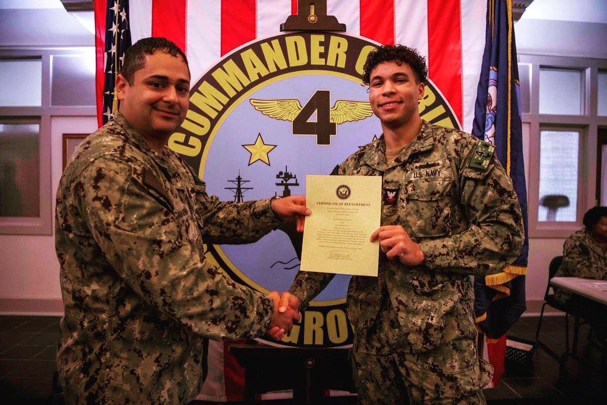 Retaining Talent! 🙌🇺🇸⚓️ This week, CSG 4’s Lt. Jesus Camarena reenlisted Operations Specialist 2nd Class Michael Tartt for four more years of naval service! The #USNavy and #CSG4 are fortunate to have hard working Sailors like OS2 Tartt in our ranks‼️
