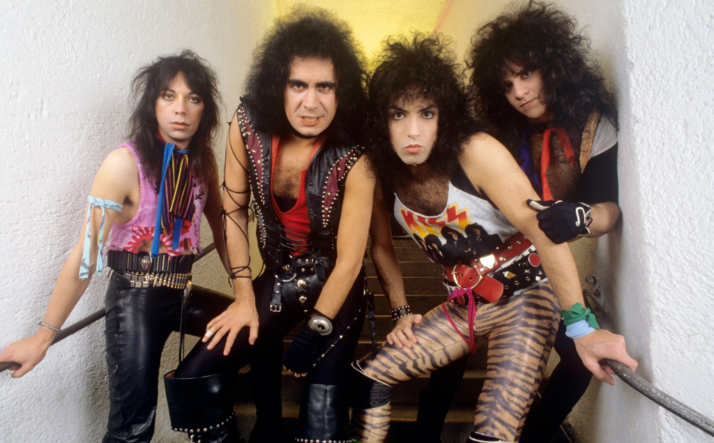 Happy 71st birthday to Paul Stanley. What\s your favorite non-makeup-era Kiss song?  