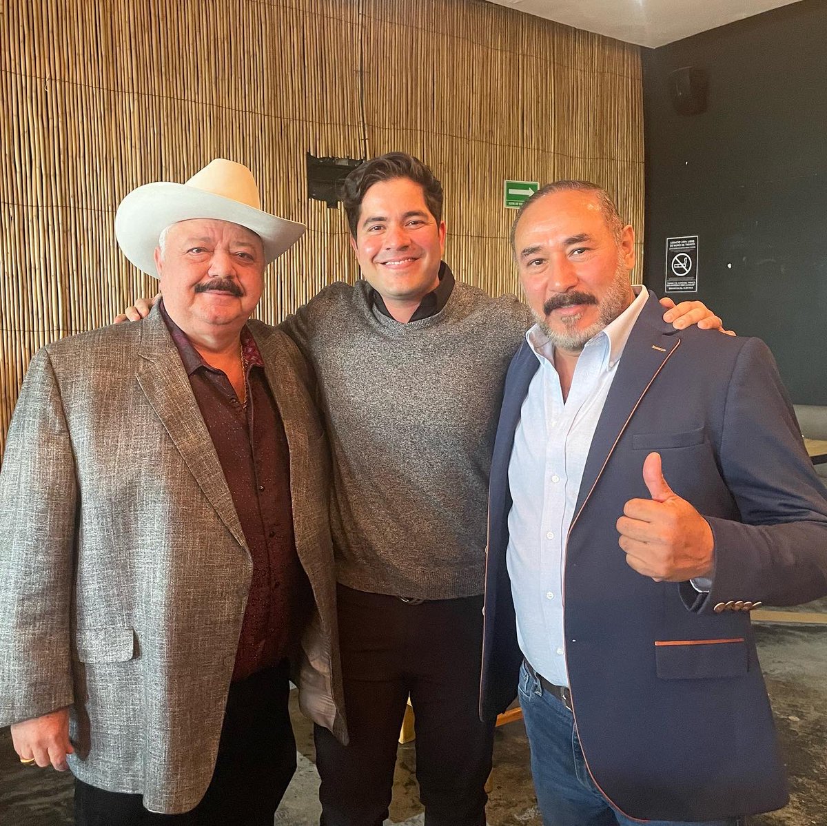 XavierZOficial's tweet photo. ✍🏻Los que me conocen saben lo que significa para mi cumplir este sueño. La vida de alguna forma te recompensa si luchas por tu sueños. Muchas gracias @FonovisaRecords @UniversalMusica por creer en mi. Con este equipazo vamos con todo en este 2023 Gracias a mi familia y amigos 🙏🏻 https://t.co/vevQ9ygS1r