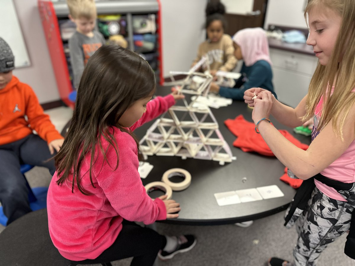 Classroom buddies deep into a #MakerChallenge in our newly renovated MakerSpace! <a href="/EPEaglesFH/">Forest Hills Elementary</a>