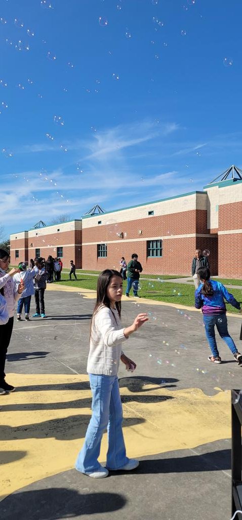 AGarcia1135's tweet photo. @Hill_AISD students were blown away at their "Excellent Conduct Blows Me Away" Celebration! @Garciamari2001 @whiteconstance1 @HillCounselor 
#KeepGrowingKeepGoing https://t.co/EUUt9TrsVH