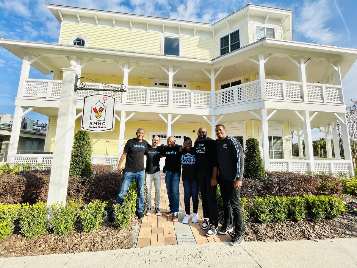 Celebrating #MLK with a day of service  at the Ronald McDonald House in @AdventHealthCFL. Our EBE board whipped up a meal for 25! Thank you for volunteering 🙏 #LifeAtATT #sERve1st