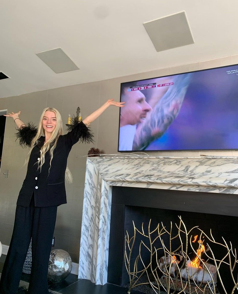 anyafolders's tweet image. anya taylor-joy watching the argentina vs france fifa world cup final 2022