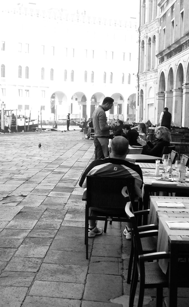 Lunch, Venezia.
#blackandwhitephotography #Monochrome #Venicephotography #urbanphotography