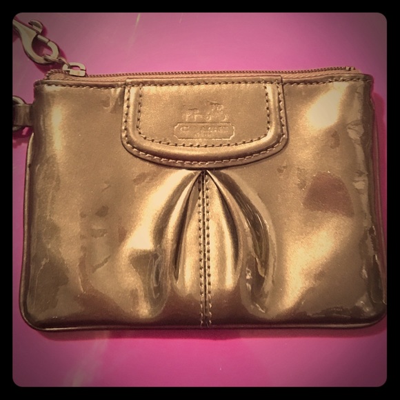 rococokidz's tweet photo. So good I had to share! Check out all the items I'm loving on @Poshmarkapp from @lala_runs #poshmark #fashion #style #shopmycloset #coach #michaelmichaelkors: https://t.co/5hFRUtc8Pw https://t.co/L5F2YWPgiB