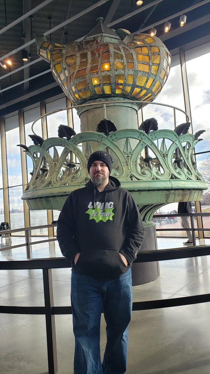 Neji_Hawke's tweet photo. This old torch of Lady Liberty is for sale, you should by it @ChilledChaos #LyingisFun https://t.co/x6SwpOx9sz
