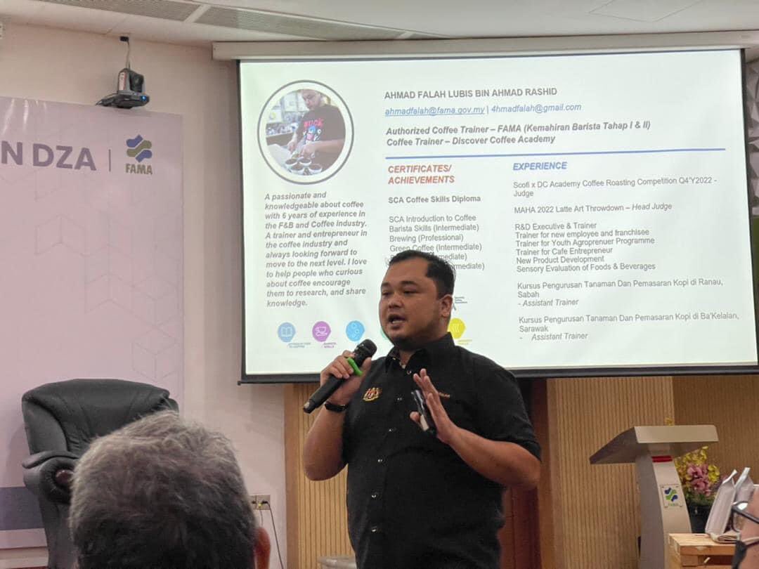 FAMA_Malaysia's tweet photo. Kursus ini bertujuan untuk memberi bimbingan Dan pengetahuan kepada usahawan yang berminat industri kopi &amp; latihan asas barista.

FAMA Wilayah Persekutuan Kuala Lumpur &amp; Putrajaya

#MAFSMalaysia
#TeamMAFS
#famadihatirakyat
#cukupdanterjamin
#kopiesatu https://t.co/scH4dAlKj9