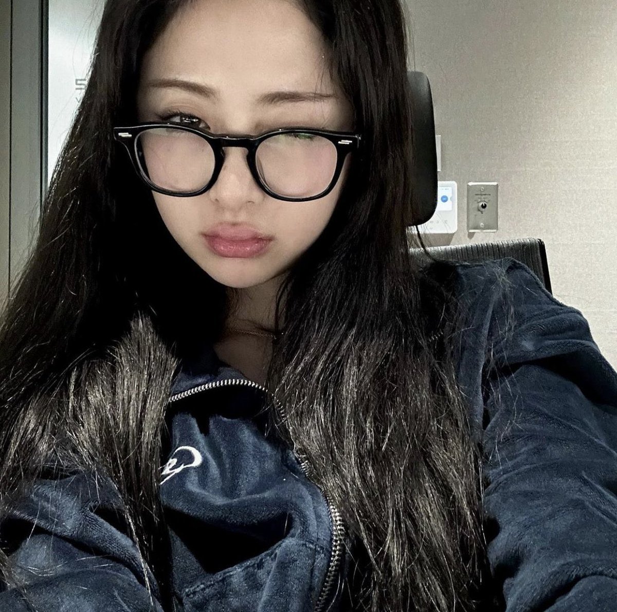 just wanted to say the yunjin black hair might be the greatest thing that’s ever happened in my life