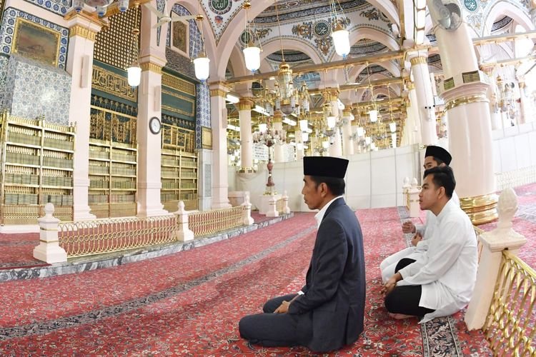 Hanya kaum pembenci yang hanya bisa mbacot tanpa kontribusi apapun untuk Negara RI,  kecuali loyalitas kepada Bohirnya. 
Teriak Firaun kepada Presiden Jokowi (Jokowi Dan Keluarga Di Makam Rasullullah SAW)