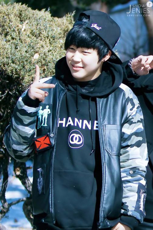 Bt_2jimin4s's tweet photo. CHANNEL着て喜んでた赤ちゃんが今ではDiorのアンバサダーしててマジで魂抜き取られる https://t.co/MEVjURYxiw