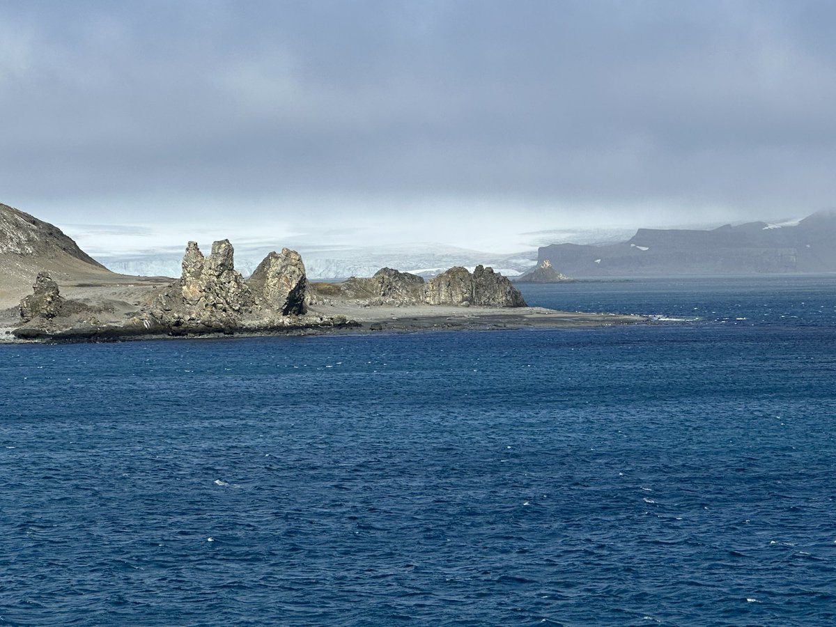 KipHottman's tweet image. JOURNEY TO ANTARCTICA (1/6): Land ahoy!!! We made it to Antarctica! We passed into Antarctic waters around 10 pm last night and I stepped onto my fifth continent today, my friends. I&apos;m blessed. 🤗 Lots to share!!! #ExplorerMindset